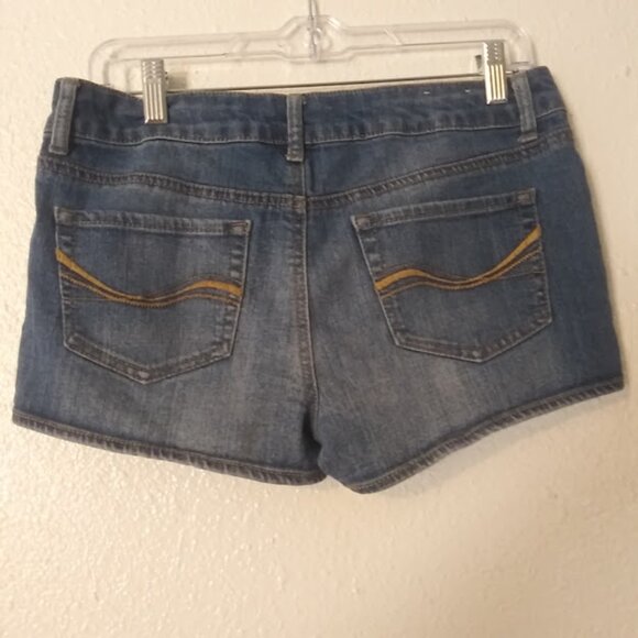 SO women's size 9 medium wash shortie shorts - Picture 4 of 13